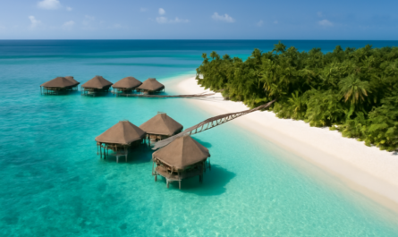 Pemandangan udara resort pulau dengan bungalow di atas air dan pantai berpasir putih